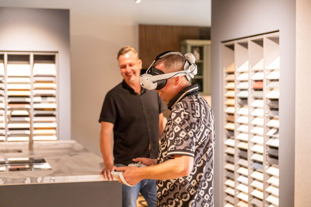 Bild einer Person, die Virtual Reality ausprobiert